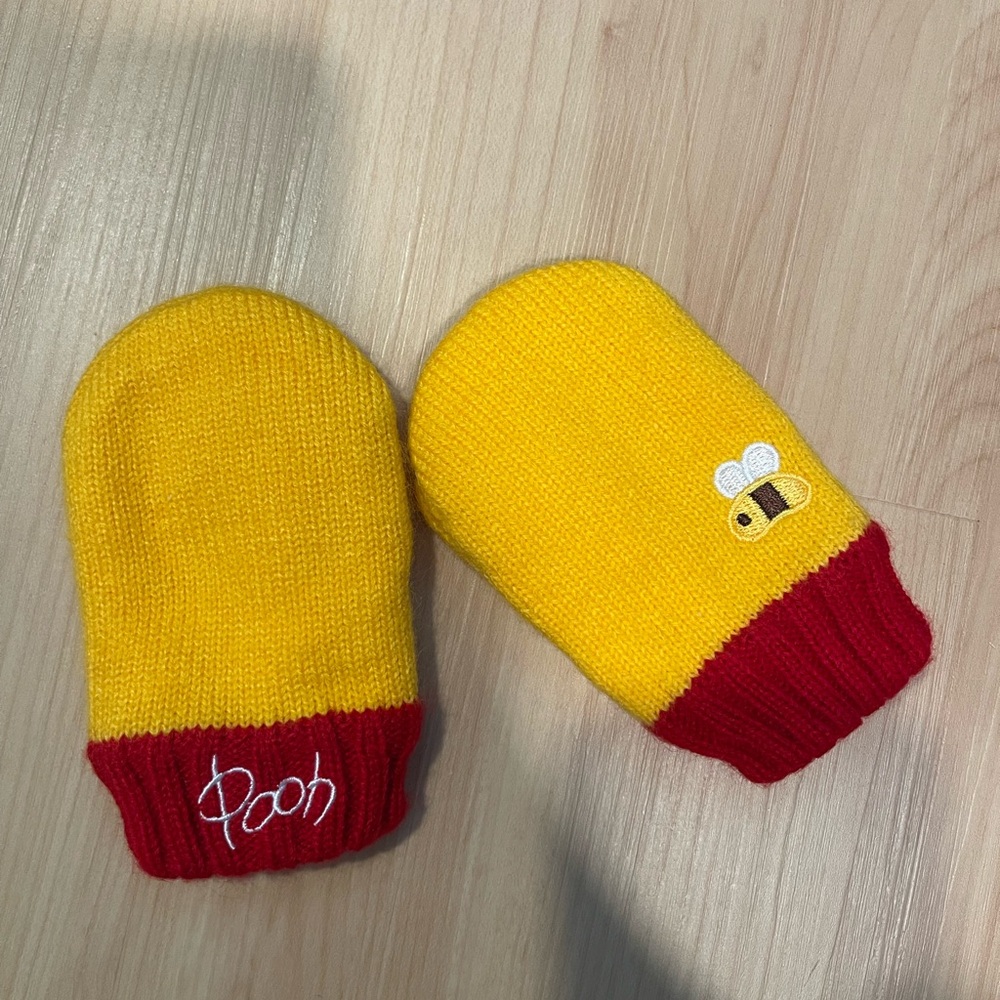 Like new Disneyland Resort Tokyo Winnie the Pooh mittens gloves toddler